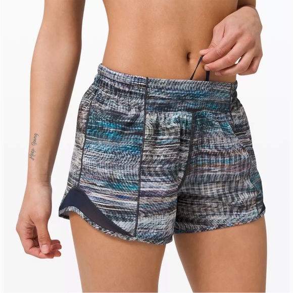 lululemon athletica Pants - Lululemon Hotty Hot Shorts 4” low rise Size 6